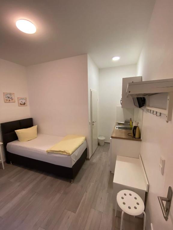 Apartment Dusseldorf-City room 2